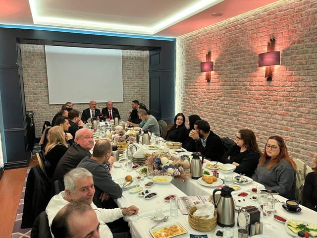 İş toplantıları ve etkinlikler için uygun toplantı odası.