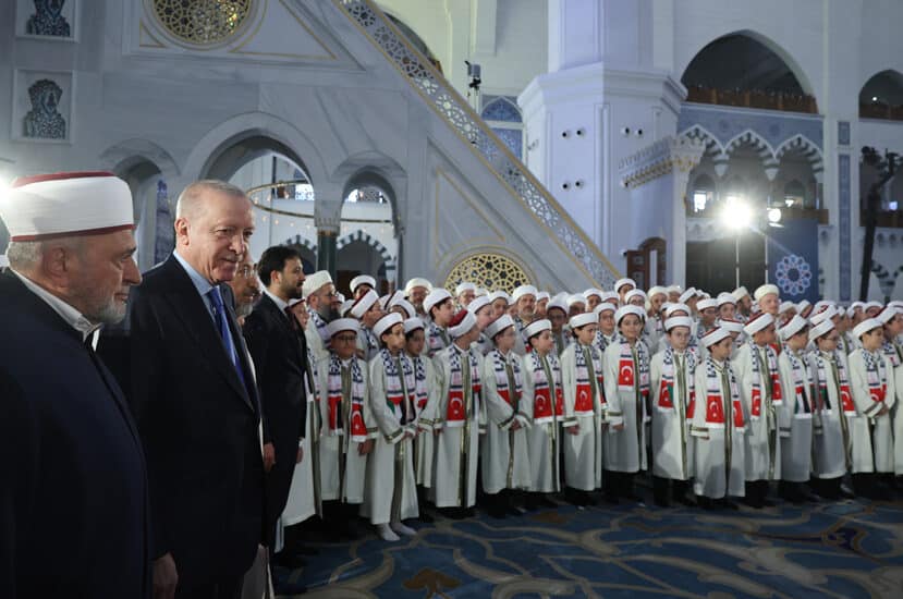 Cumhurbaşkanı Erdoğan, Çamlıca Camii'nde Hafızlık Eğitimini Tamamlayan Öğrencilere İcazet Belgesi Verdi