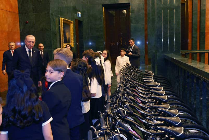 Cumhurbaşkanı Erdoğan, 23 Nisan’da Bakan Tekin ve Öğrencileri Külliyede Kabul Etti