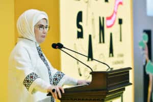 Emine Erdoğan, Rami Çocuk ve Sanat Bienali Açılışında Yerli Edebiyat ve Dijital Riskler Konusunda Uyarılarda Bulundu